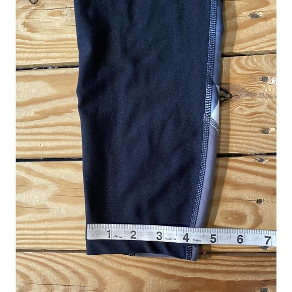 Under Armour Compression Leggings Size Medium Women’s Black Patterned - Picture 8 of 8
